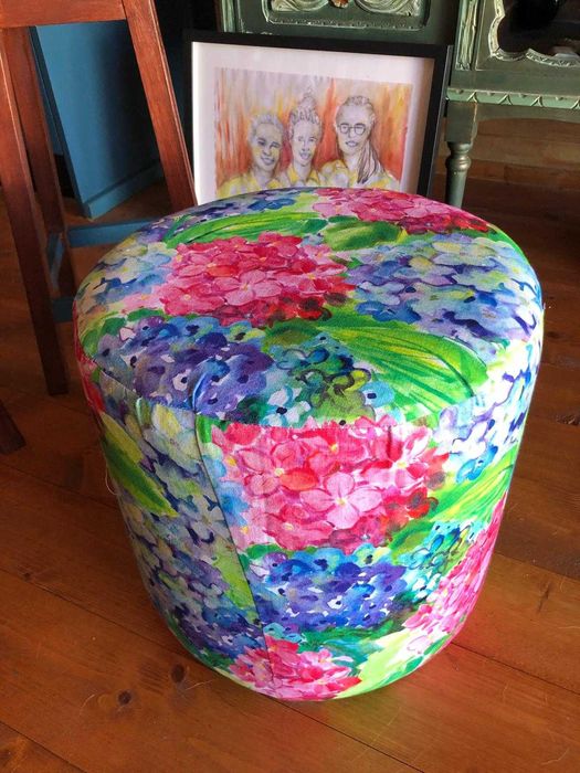 Puff forrado a tecido florido, bom estado