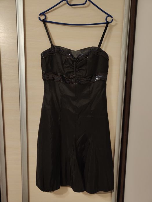 Czarna elegancka sukienka cekinowa na Sylwestra / Studniówkę – S / M