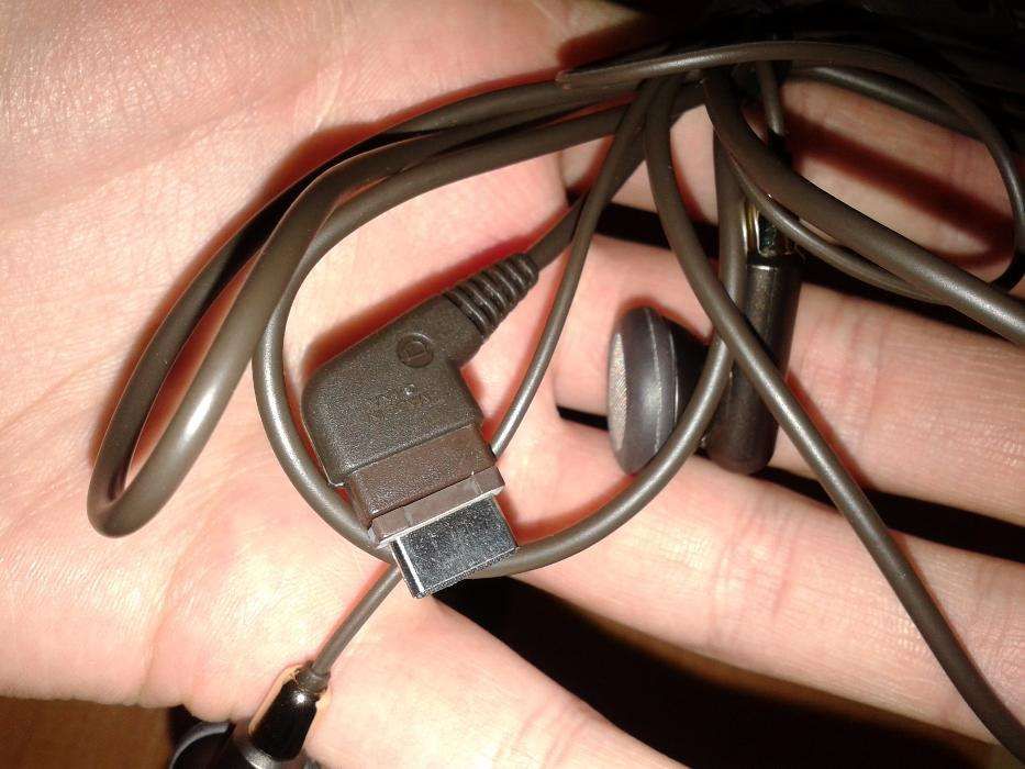 Продам новые гарнитуру и юсб шнур к телефону SAMSUNG SGH-E500