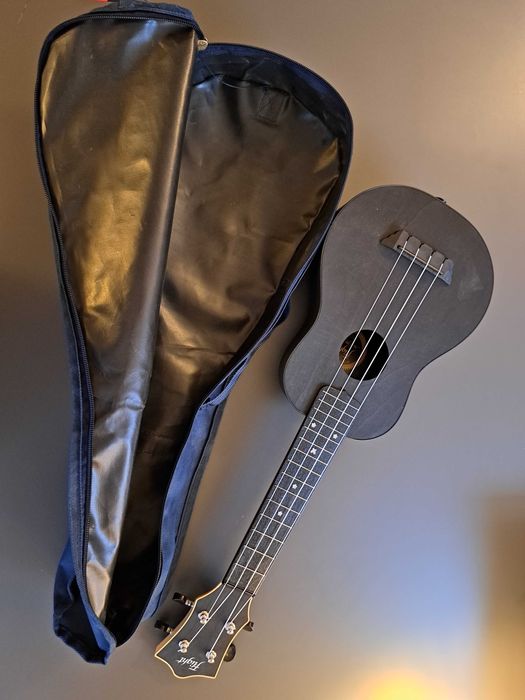 Ukulele "Flight" czarne + pokrowiec + stroik