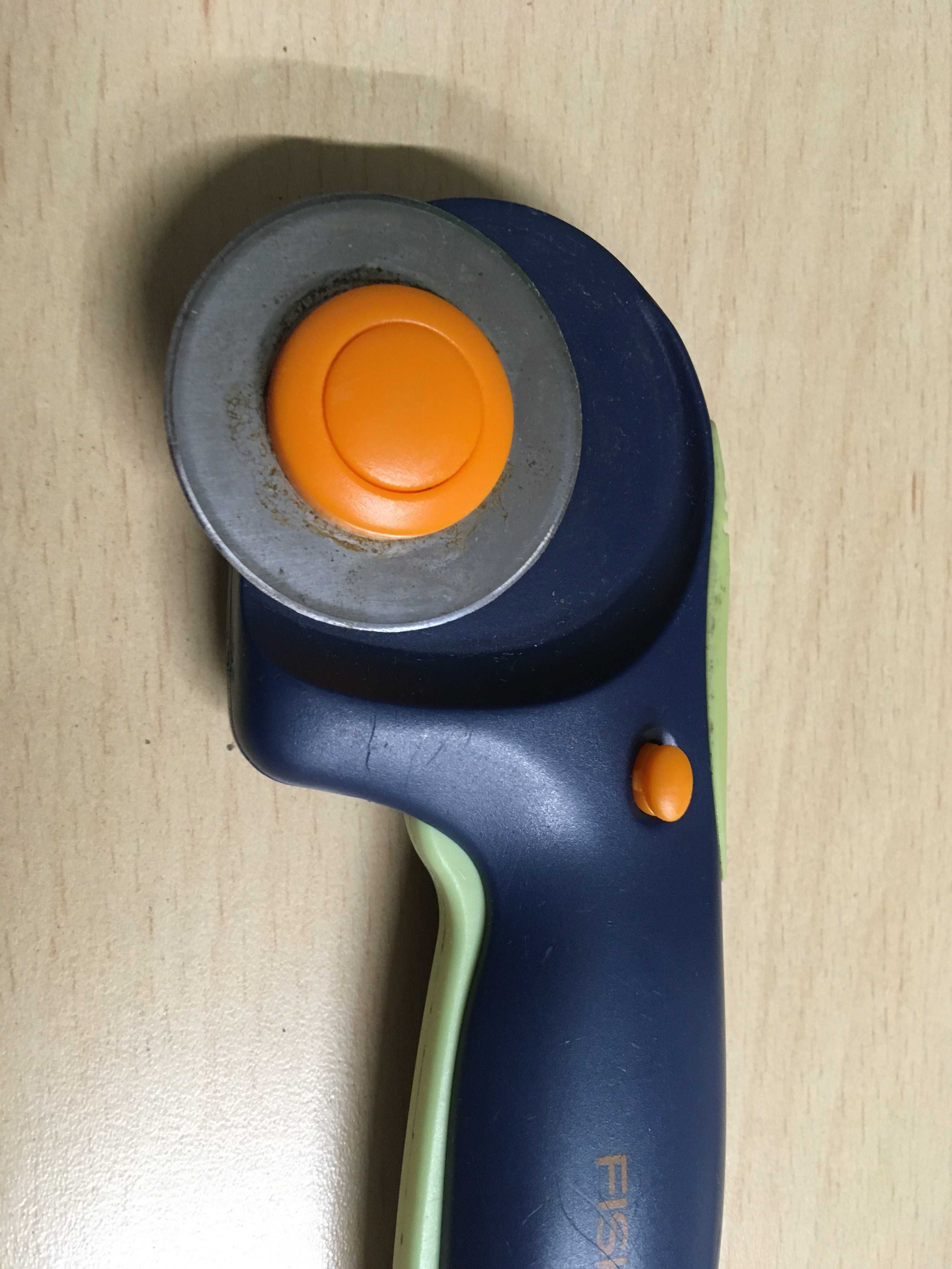 Nóż obrotowy Fiskars nożyk