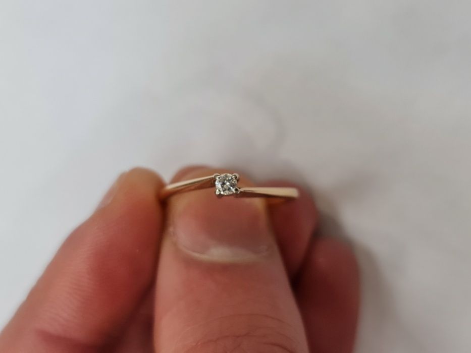Piękny złoty pierścionek/ 585/ 1.99 gram/ R14 + Brylant ~~ 0.07 CT