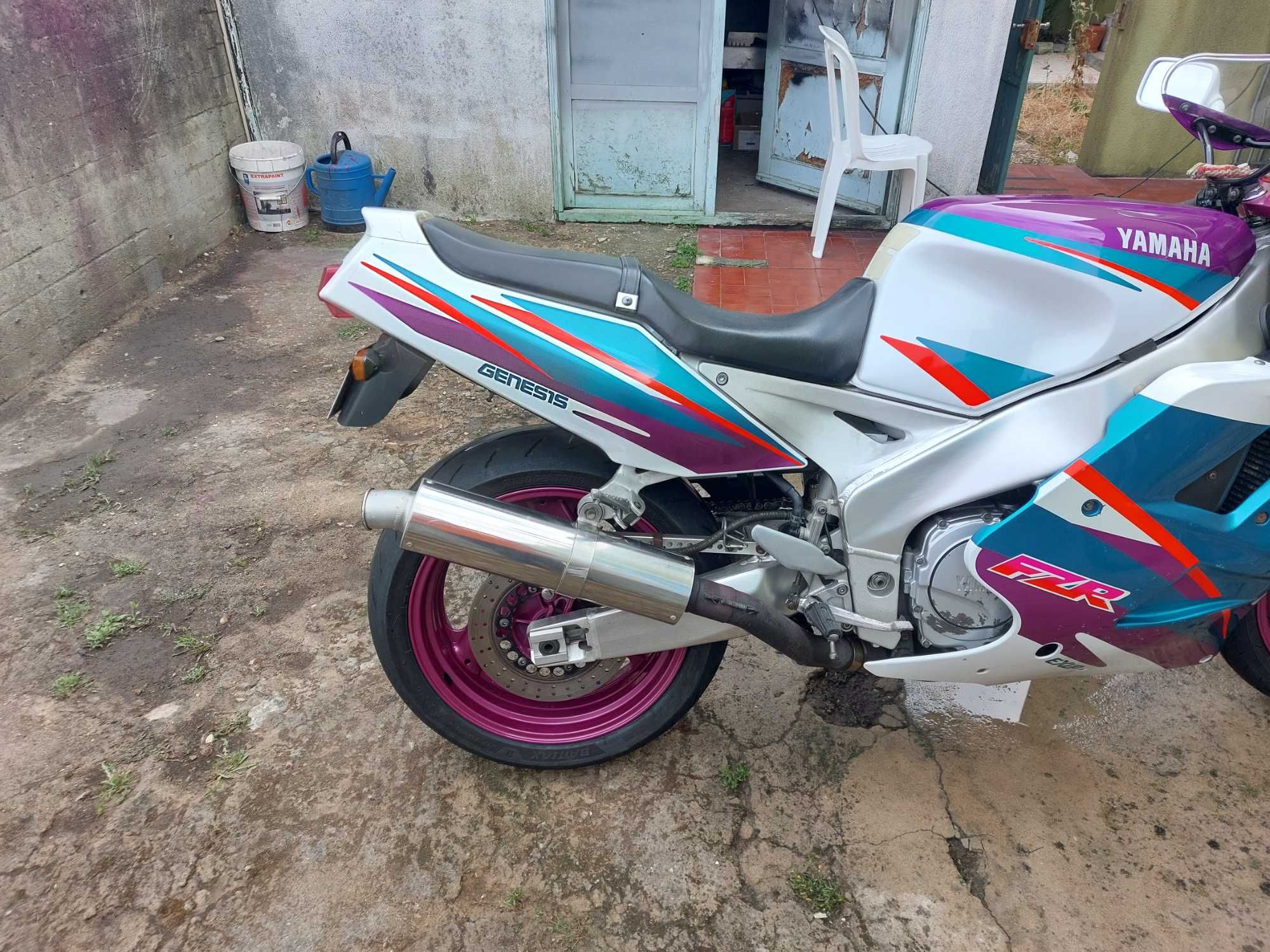 Clássica  .yamaha  fzr .mota de pista