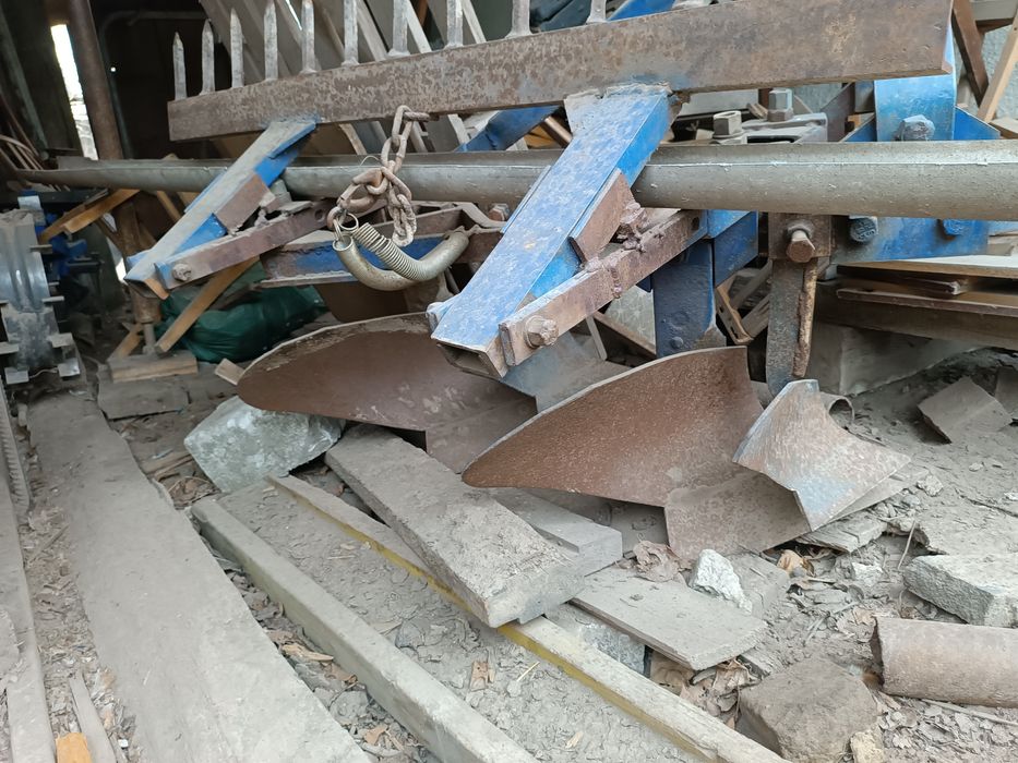 Плуг двокорпусний