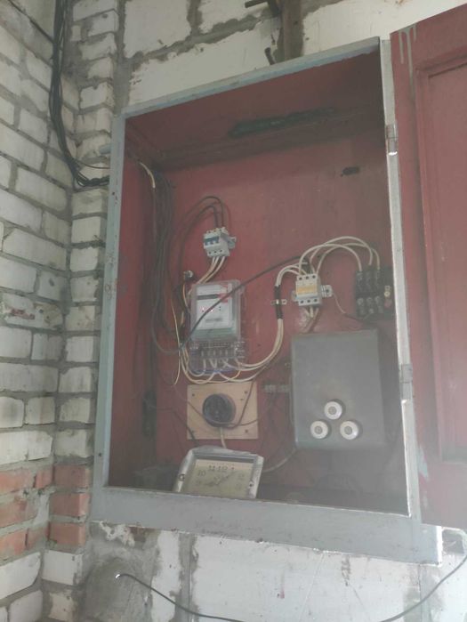 продам здание в центре Чугуева с 2 этажным жилым домом