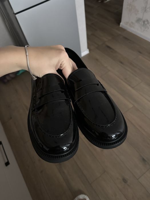 Лаковані лофери Miraton;   стан б/у,    але жодного разу не одягались.