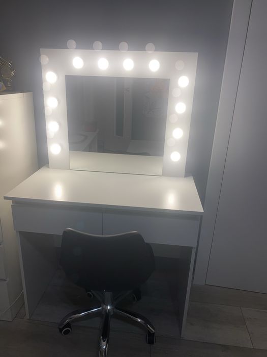 Toaletka z oświetleniem i krzeslo gratis