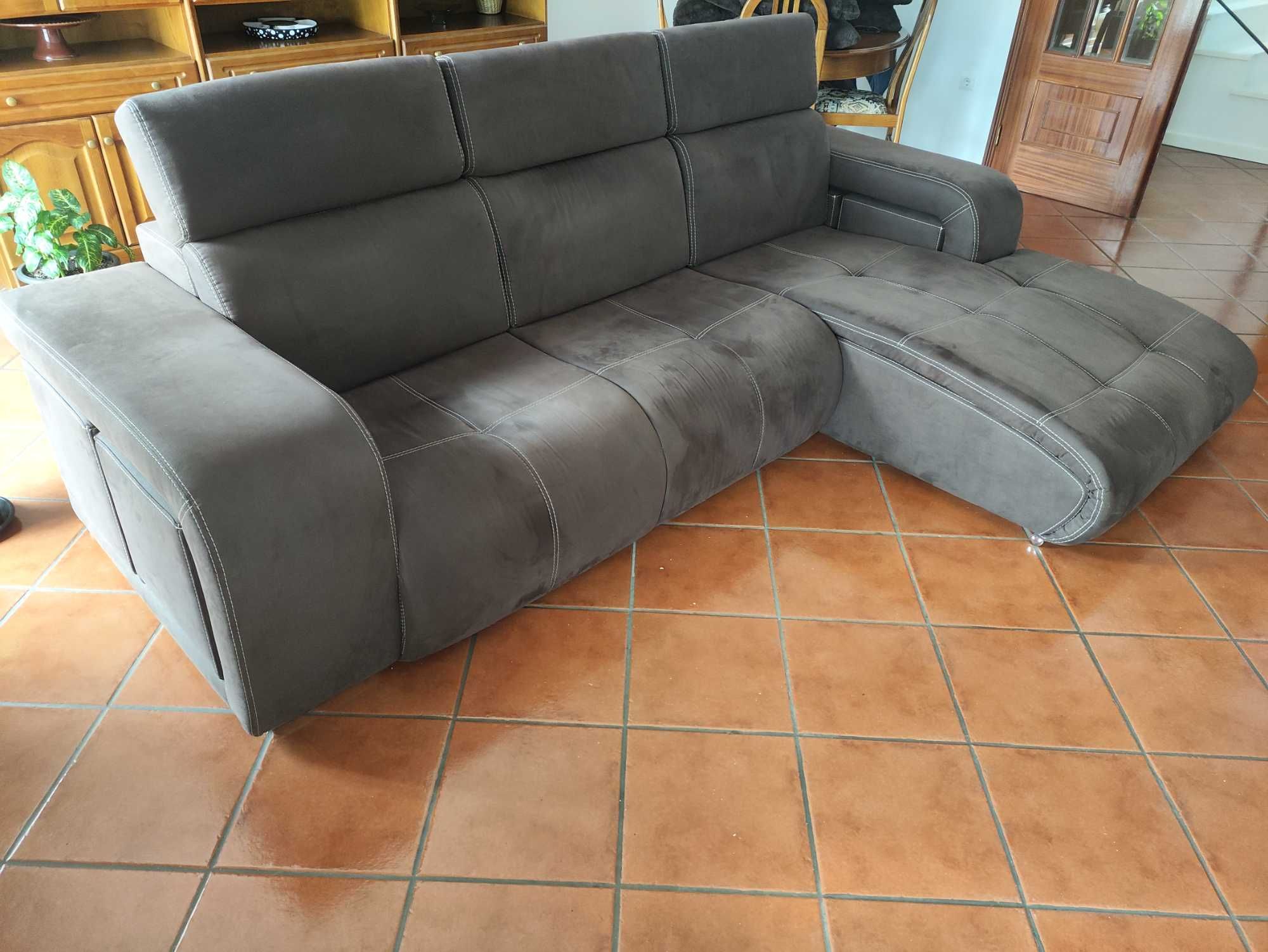 Sofá chaise long com 4 puffs