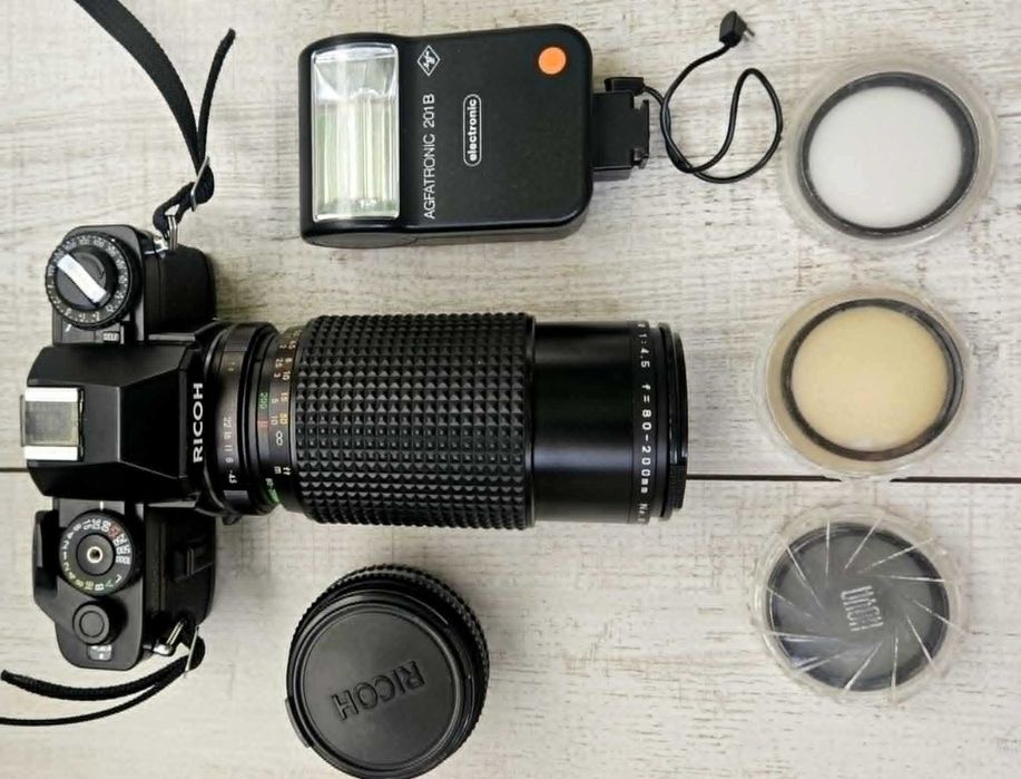 Aparat Ricoh KR-10 Super z dodatkowym obiektywem, lampa i filtrami