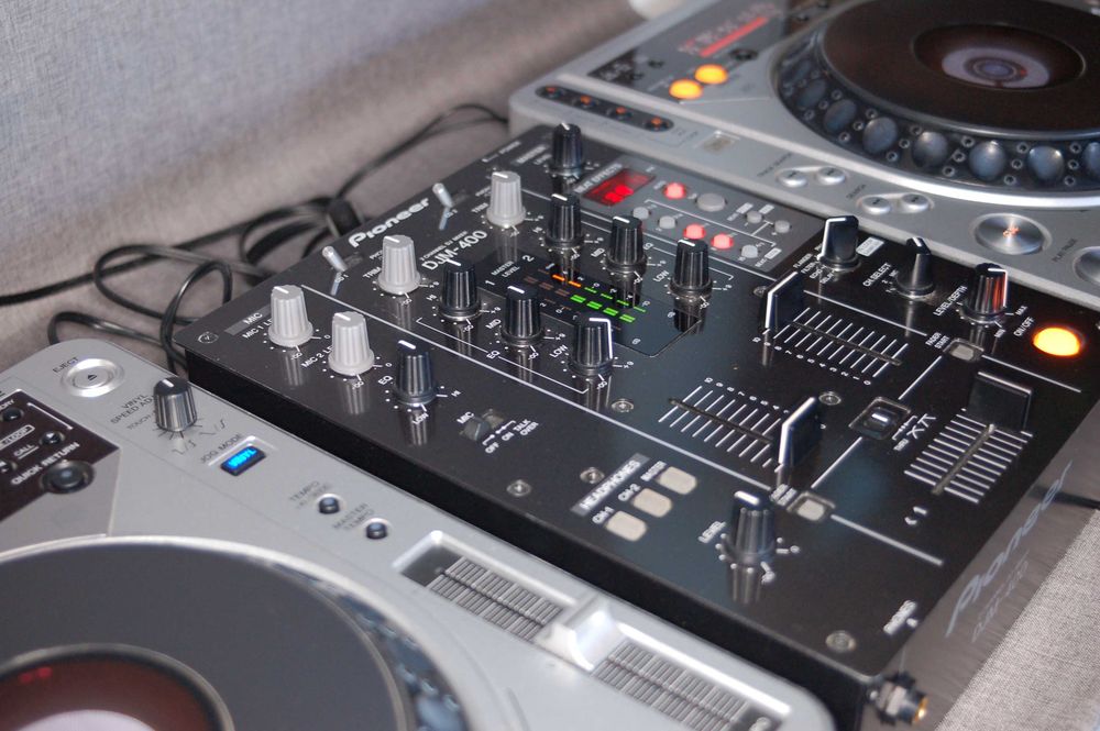 Mikser Pioneer DJM-400, dwa odtwarzacze CDJ-800MK2