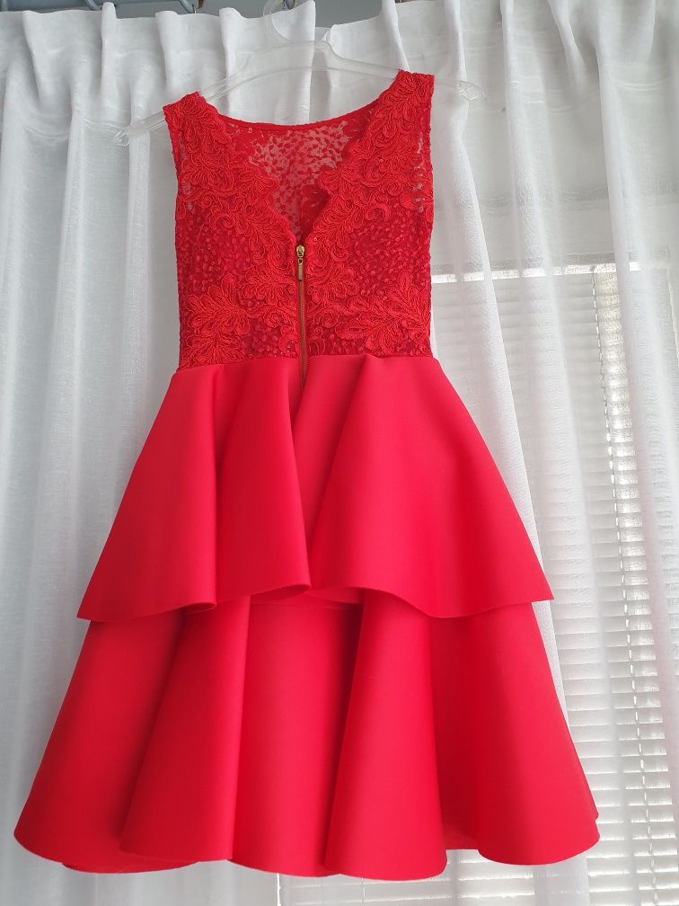 Sukienka w kolorze czerwonym bez rękawów zapinana na zamek z tyłu