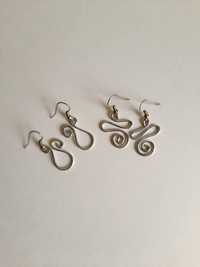 Conjunto de dois pares de brincos pendentes minimalistas de cor prata