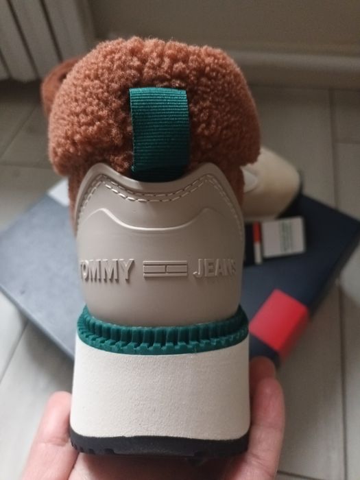 Продам зимние Ботиночки-кроссовки  Tommy Hilfiger
