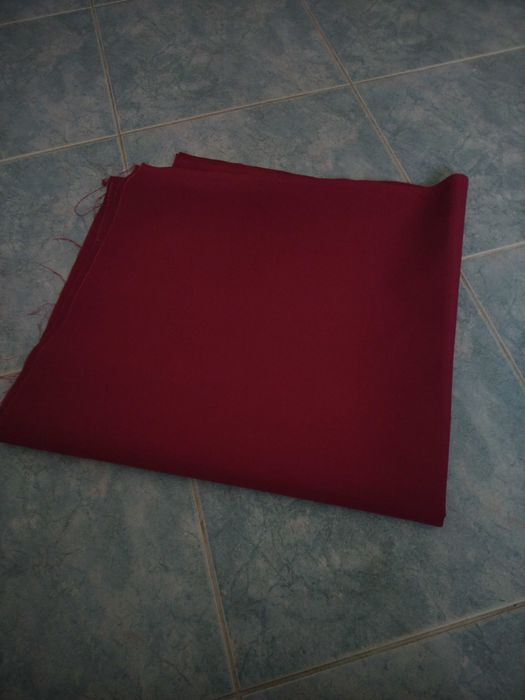 Bordowy materiał 79 x 154 cm
