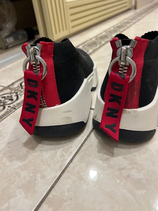 Кросівки DKNY майже нові