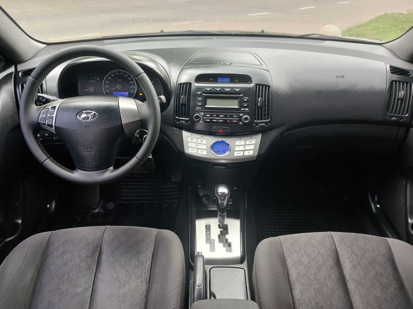 Hyundai Elantra 2011 року 1,6 л. /бензин