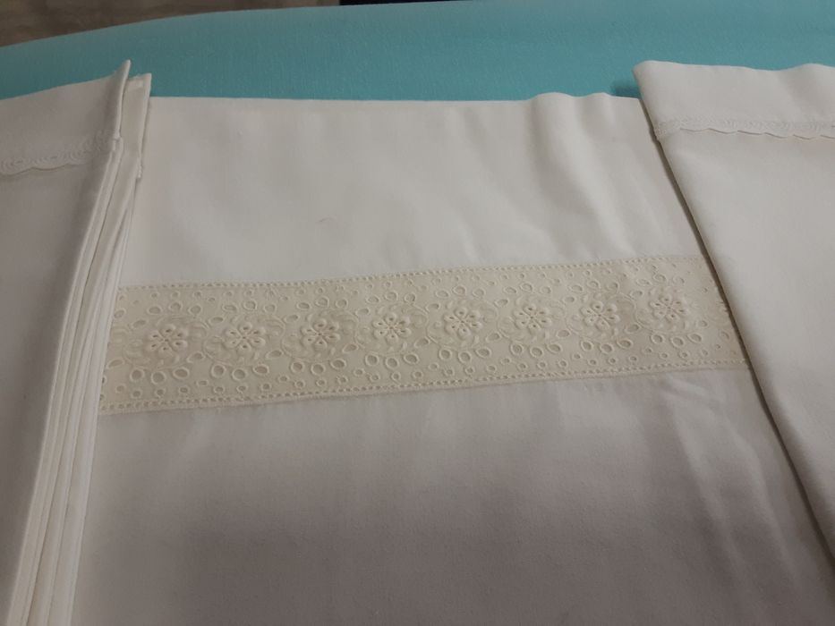 Lençóis brancos em algodão  cama de casal antiga