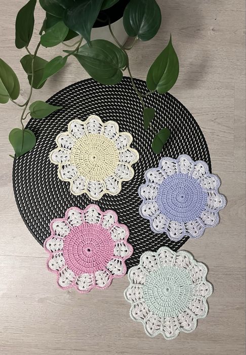 Serwetki wykonane na szydełku. 4 sztuki. Vintage