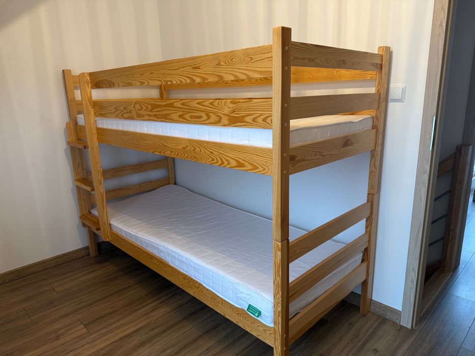 Łóżko piętrowe z materacami