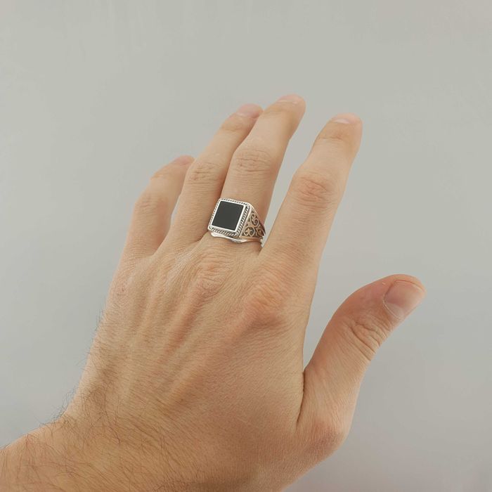 Чоловічий срібний перстень з каменем онікс печатка