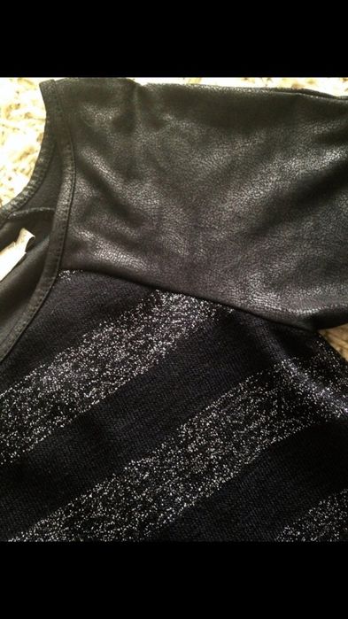 Moda italia czarna sukienka skórzane rękawy srebrne pasy 36
