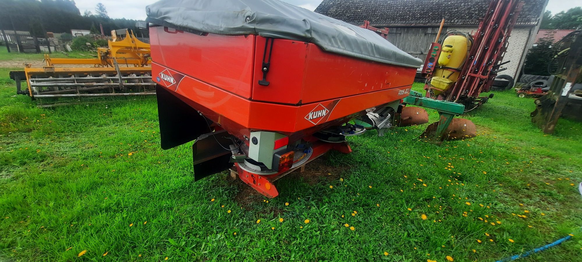 Rozsiewacz nawozu KUHN Axis 20.1 12-18m 2012r. 2000L amazone sulky
