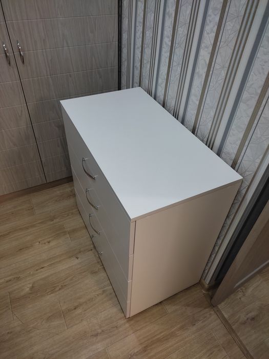 Комод білого кольору