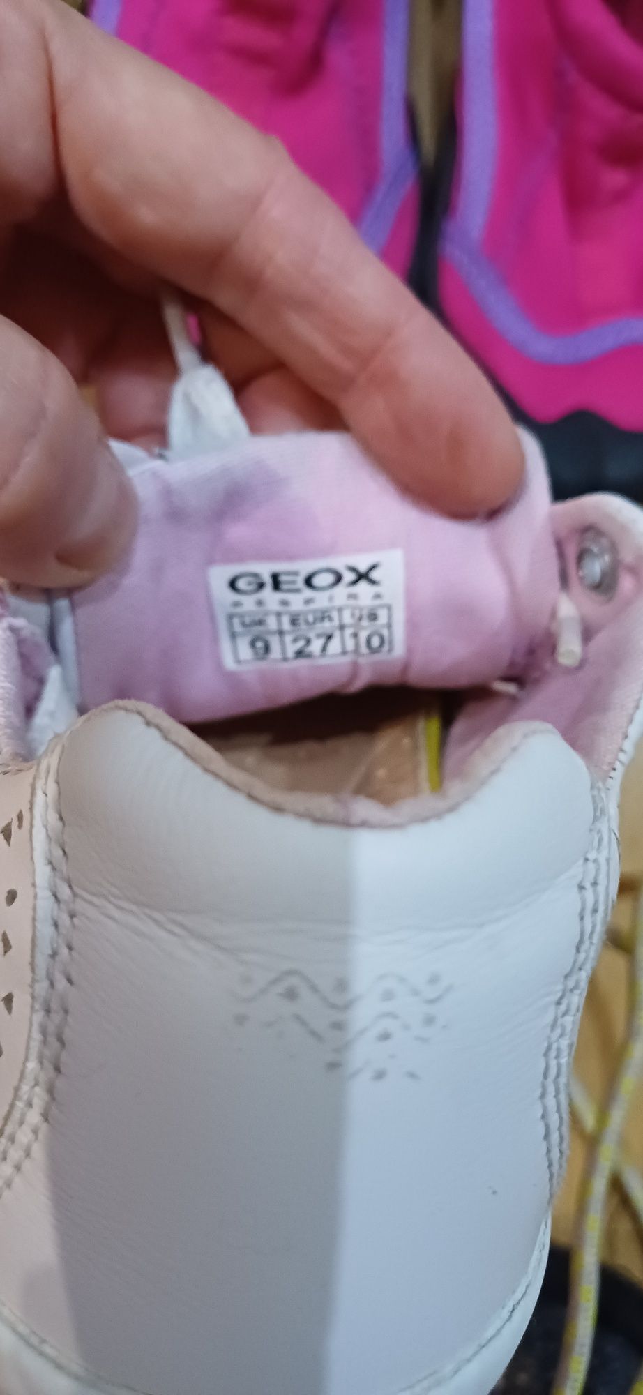 Vários sapatos para menina. E Muito bom estado. Limpos e desinfectados