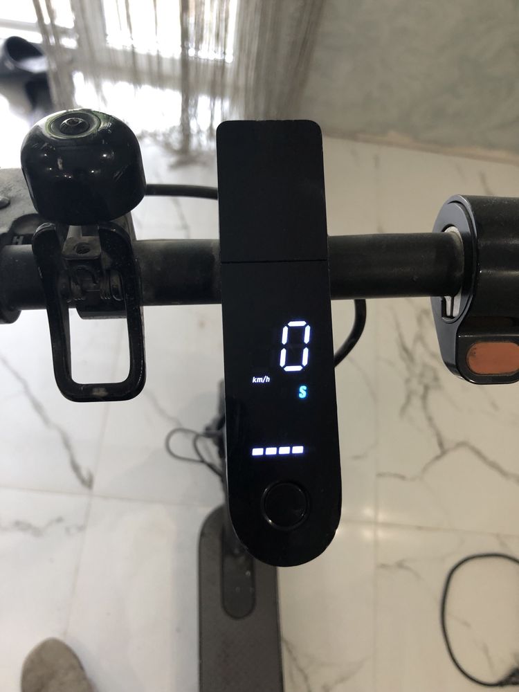 Електросамокат Xiaomi Mi Electric Scooter Essential Black