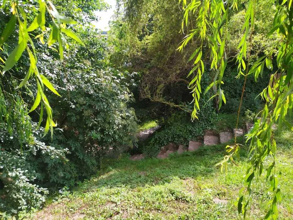 Domek nad jeziorem z działką, linią brzegową i pomostem
