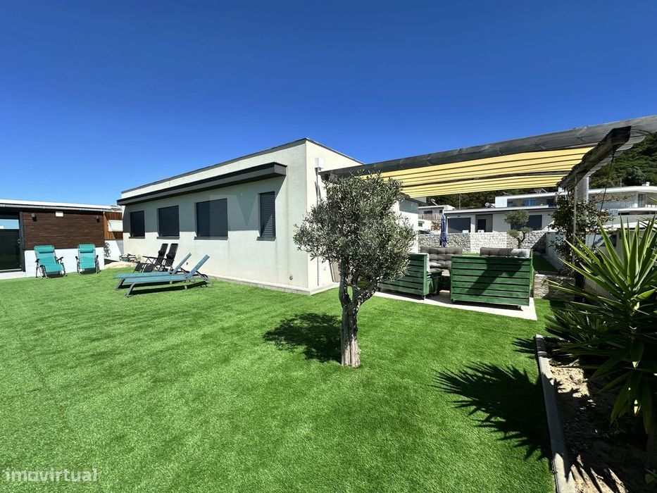 Moradia T3 térrea em lote com piscina, jardim e garagem