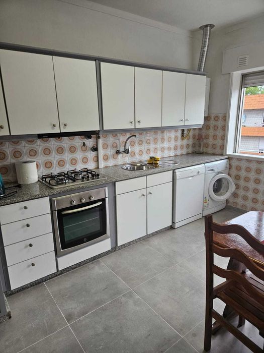 Quarto para arrendar a estudante. Casa e cozinha totalmente equipadas