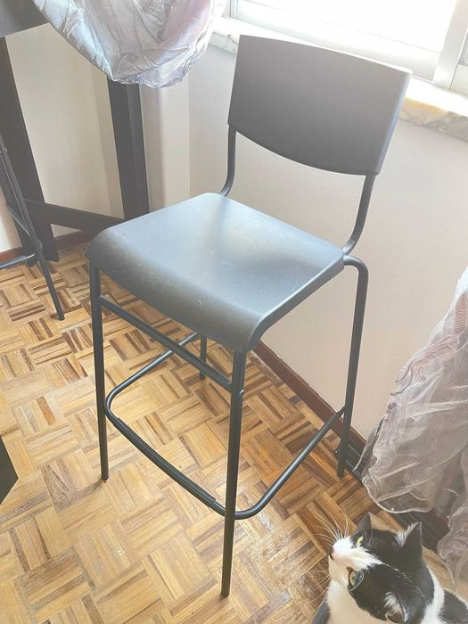 Bar - Mesa de sala com bancos