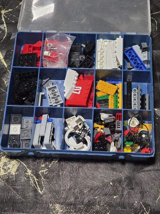 Caixa com peças de Lego e etc