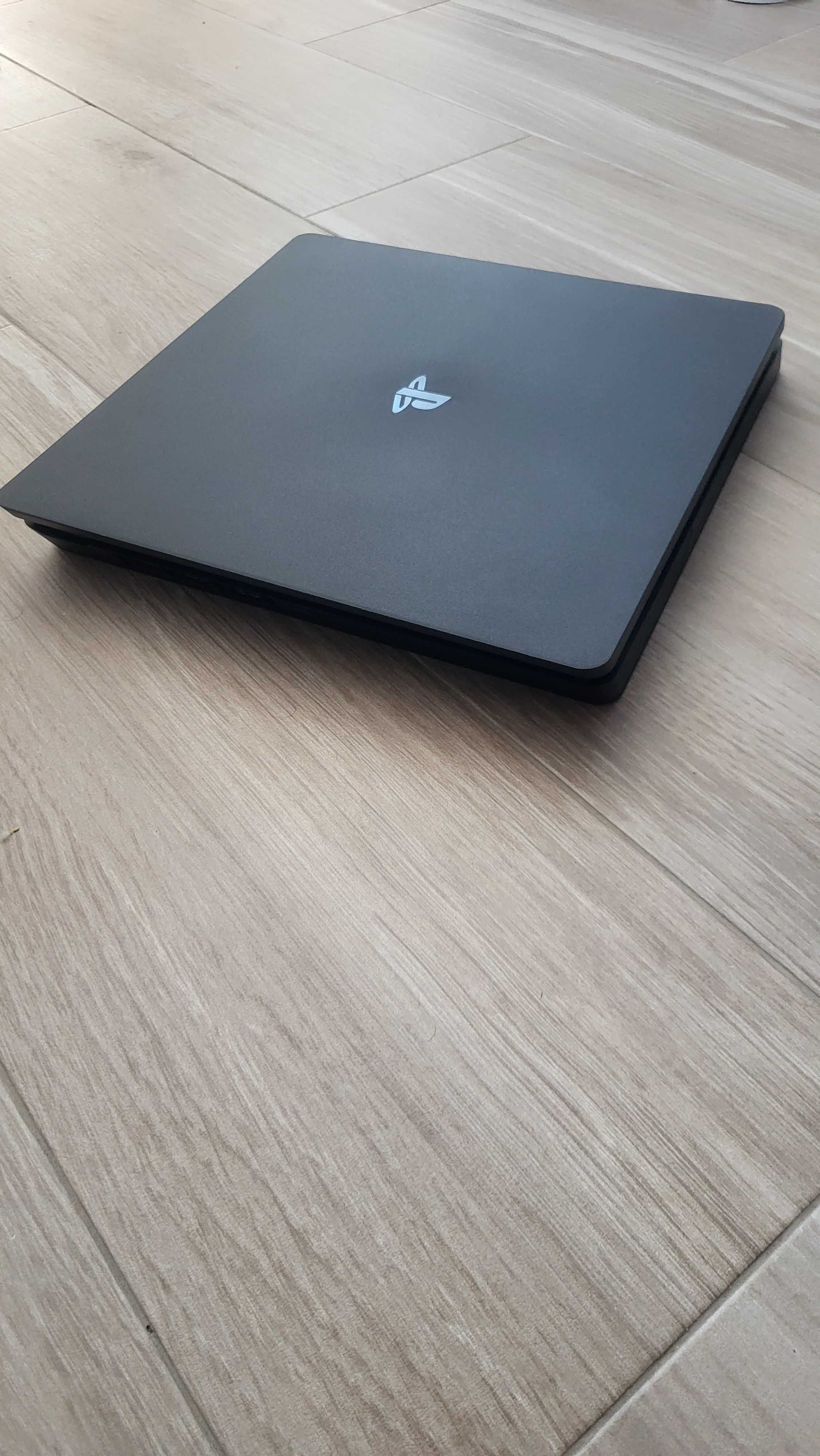 PlayStation 4 com 1 comando e extras