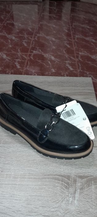 Sapatos pretos com detalhe