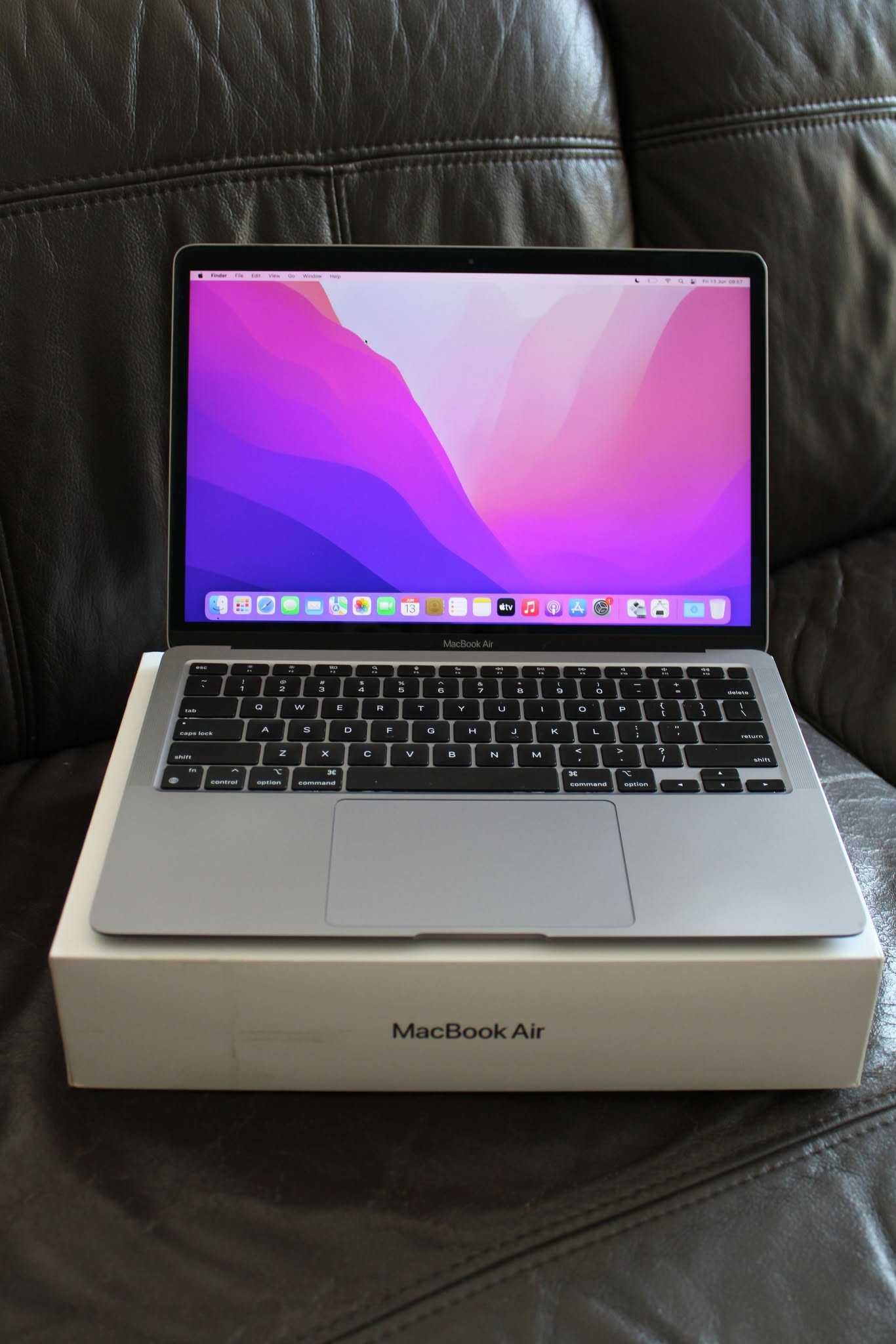 MacBook Air M1 – szybki, sprawny, z pudełkiem 256 GB + etui