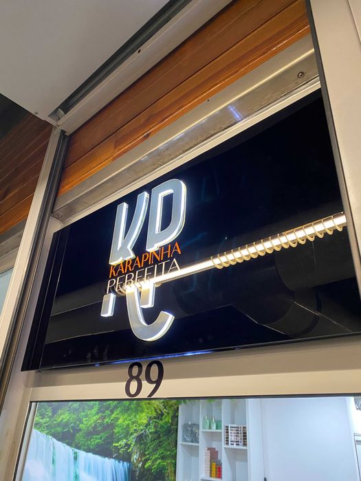 Destaque o seu logótipo utilizando acrílico com ou sem iluminação.