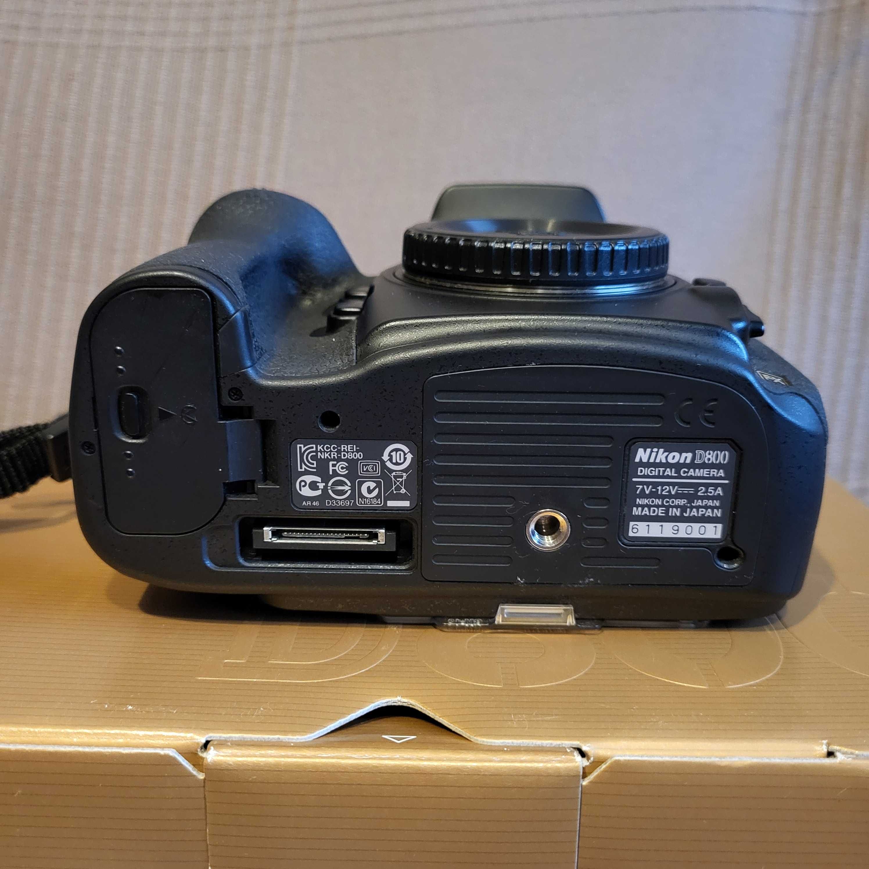 Nikon D800 z oryginalnym  uchwytem MB-D12
