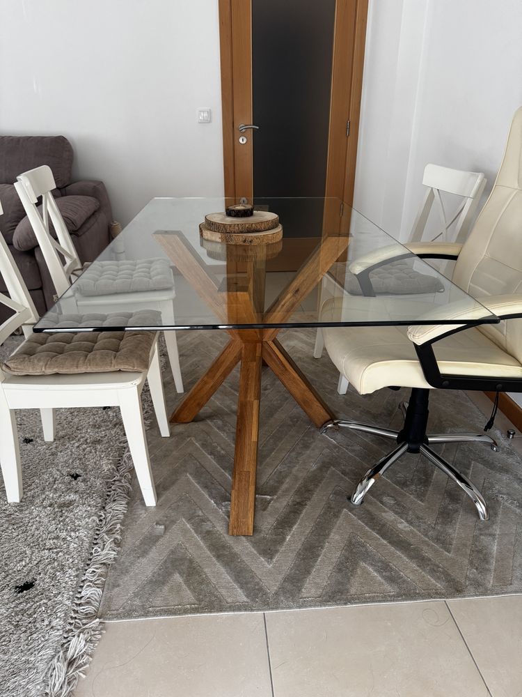 Mesa de jantar de vidro temperado e pes em carvalho maciço
