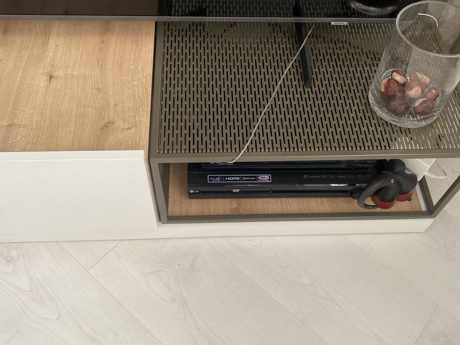 Meble Vox białe azurowe drzwiczki na gorze wykonczenie drewno kolordąb