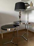 zestaw dwóch stoliczków oraz lampa