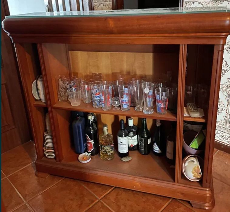 Conjunto de móveis em madeira