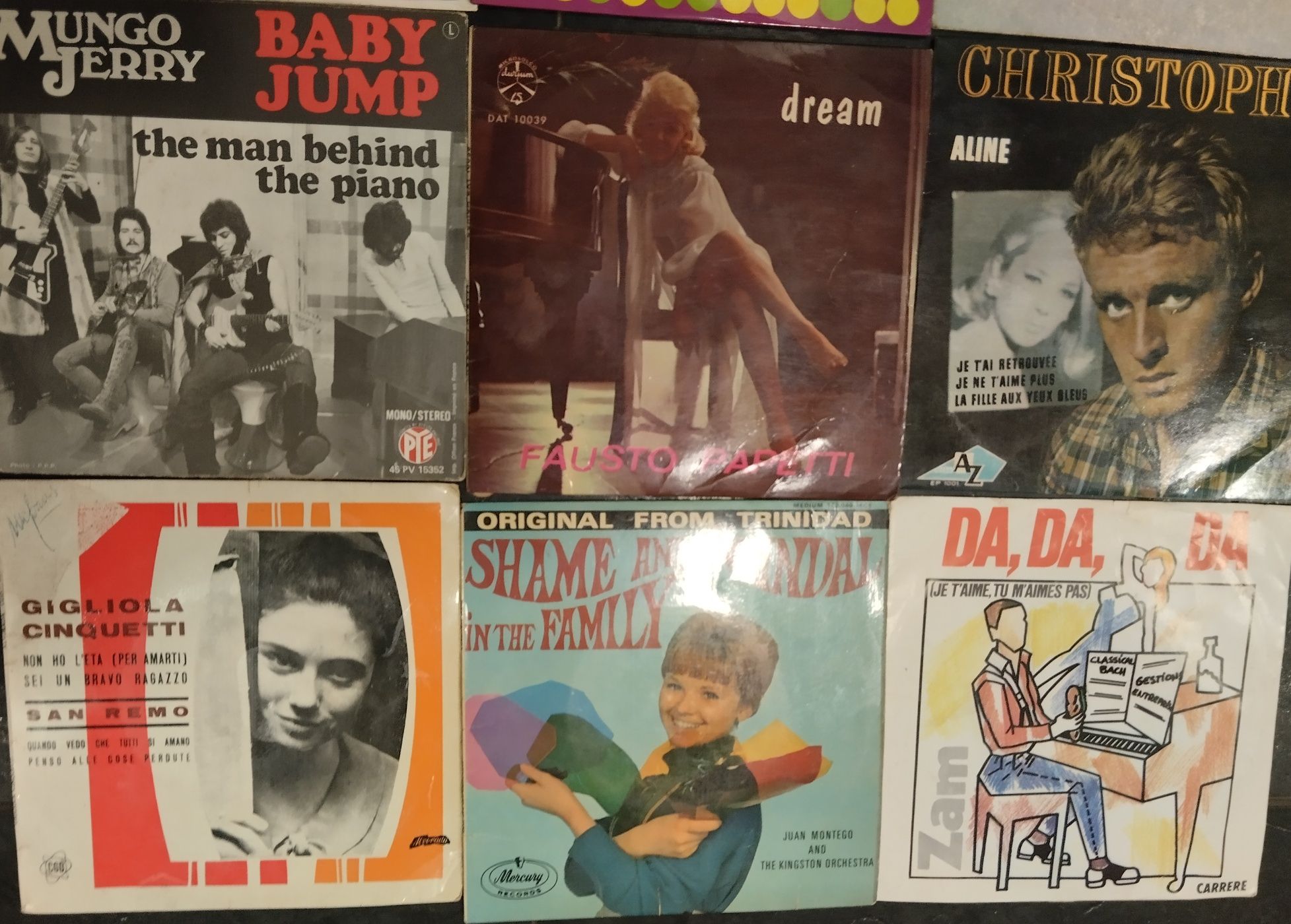 Vários discos single vintage de vinil dos anos 50/60
