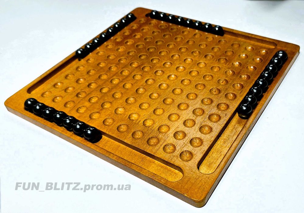 Настільна гра з дерева вкрите лаком з 32 магнітами "Магнітний бій"