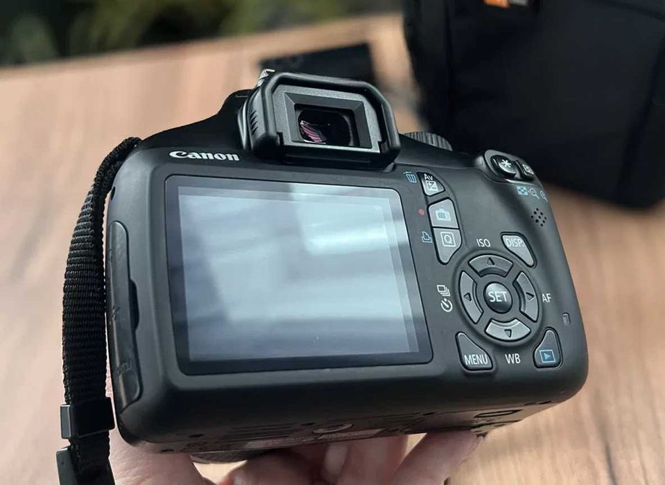 Дзеркальний фотоапарат Canon Eos 1100D з об'єктивом, сумкою. Як новий