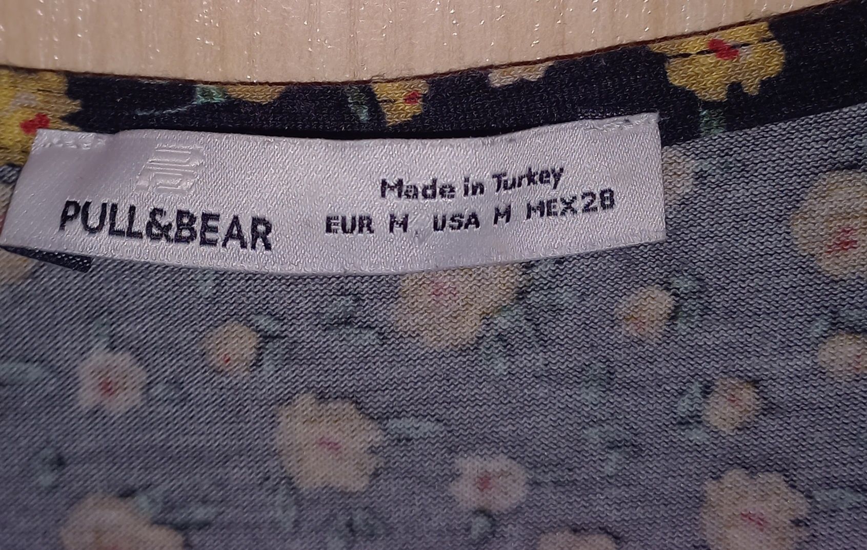 Чорна коротка сукня Pull&Bear у квітковий принт