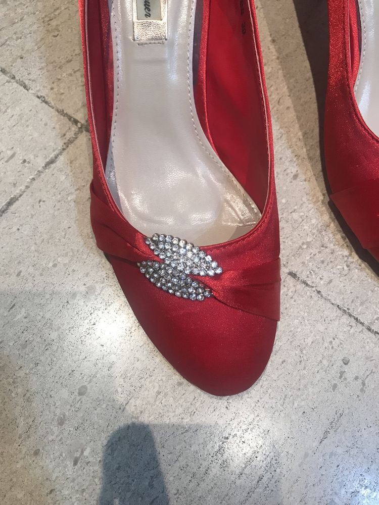 Sapatos de salto vermelhos