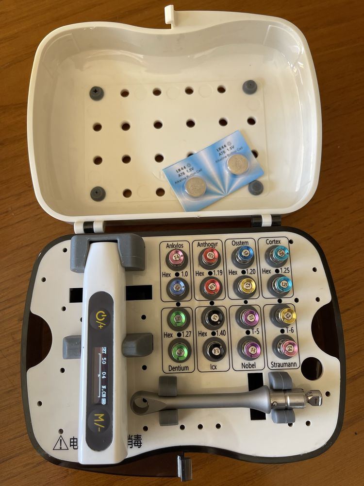 Kit de chaves para implantes dentários