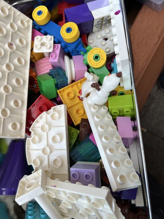 Caixa de legos grandes para oferecer